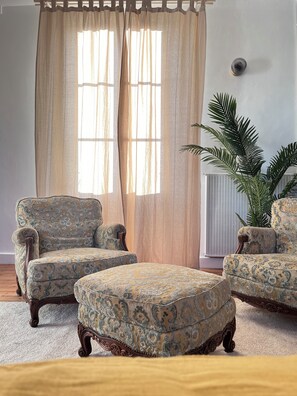 Dobbelt- eller tomannsrom – deluxe, bassengutsikt | Skrivebord, skrivebord for bærbar PC og wi-fi (inkludert)