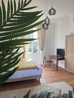 Escritorio, espacio para trabajar con laptop y wifi gratis