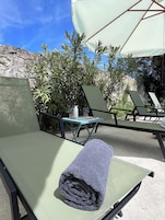 Una piscina al aire libre de temporada