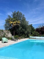 Una piscina al aire libre de temporada