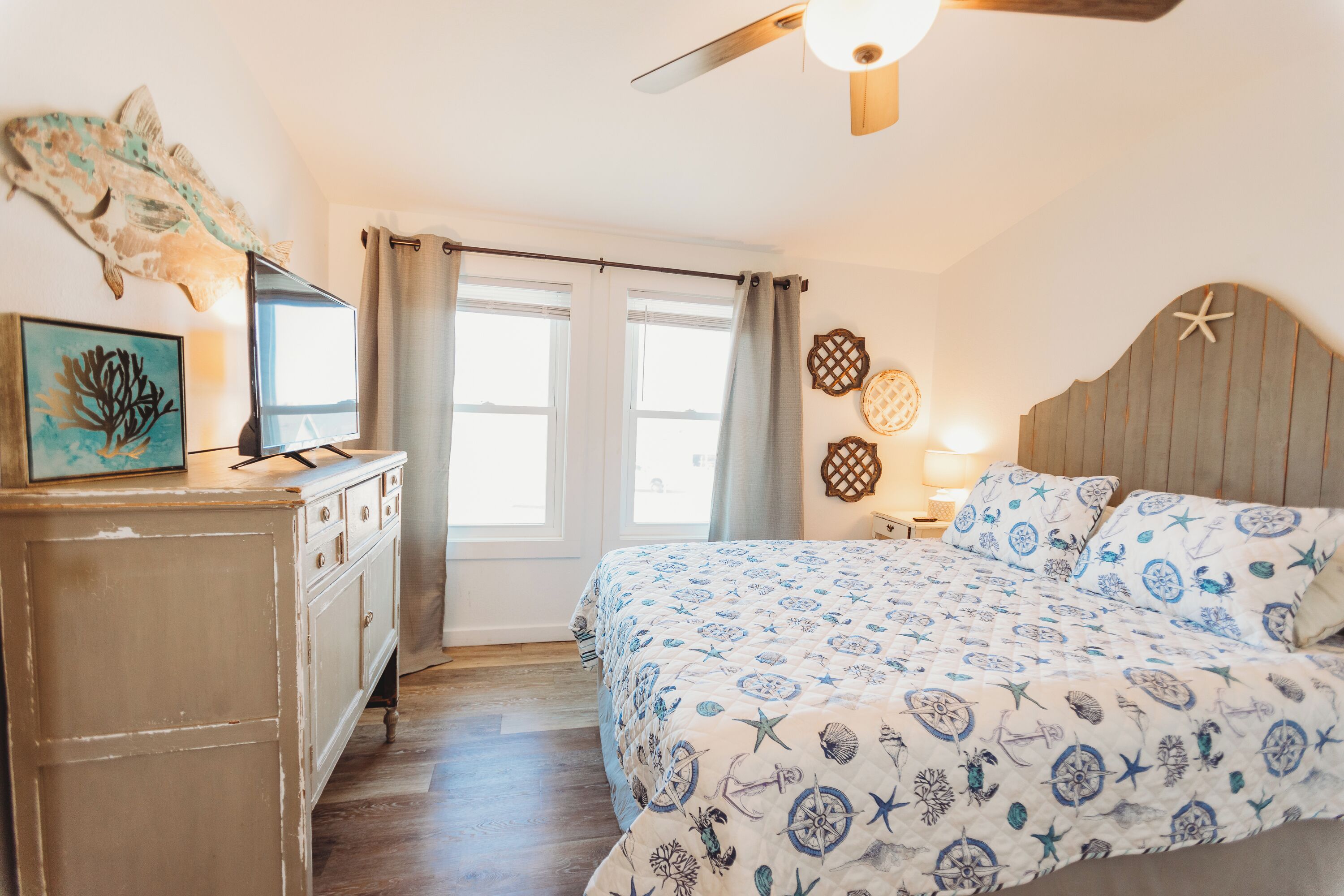 3 habitaciones, tabla de planchar con plancha y cuna de viaje 