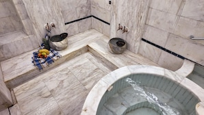 A bathroom with a marble floor, a bathtub, and two wall-mounted basins. - Yıldız Termal Otel (Bursa)