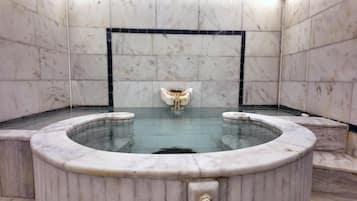 Een douche, een haardroger, badjassen, pantoffels