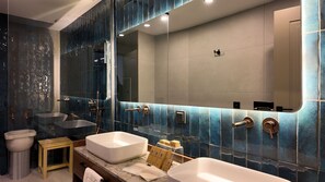 A modern bathroom with two sinks, a large mirror, and a vanity with a stool. - Yıldız Termal Otel (Bursa)