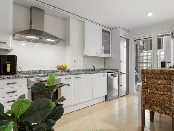 Kühlschrank, Mikrowelle, Ofen, Geschirrspüler