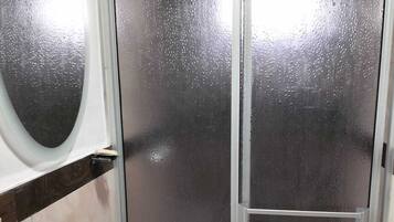 Regadera, amenidades de baño gratuitas, toallas, jabón