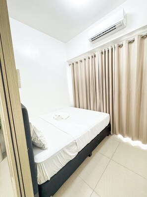 Condo Ville, balcon, vue sur la piscine | 1 chambre, décor unique, ameublement unique, bureau