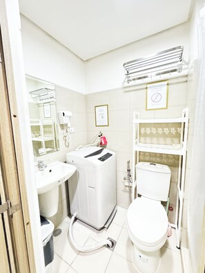 Premium Condo, Pool Access, Pool View | Bathroom | Shower, towels, toilet paper