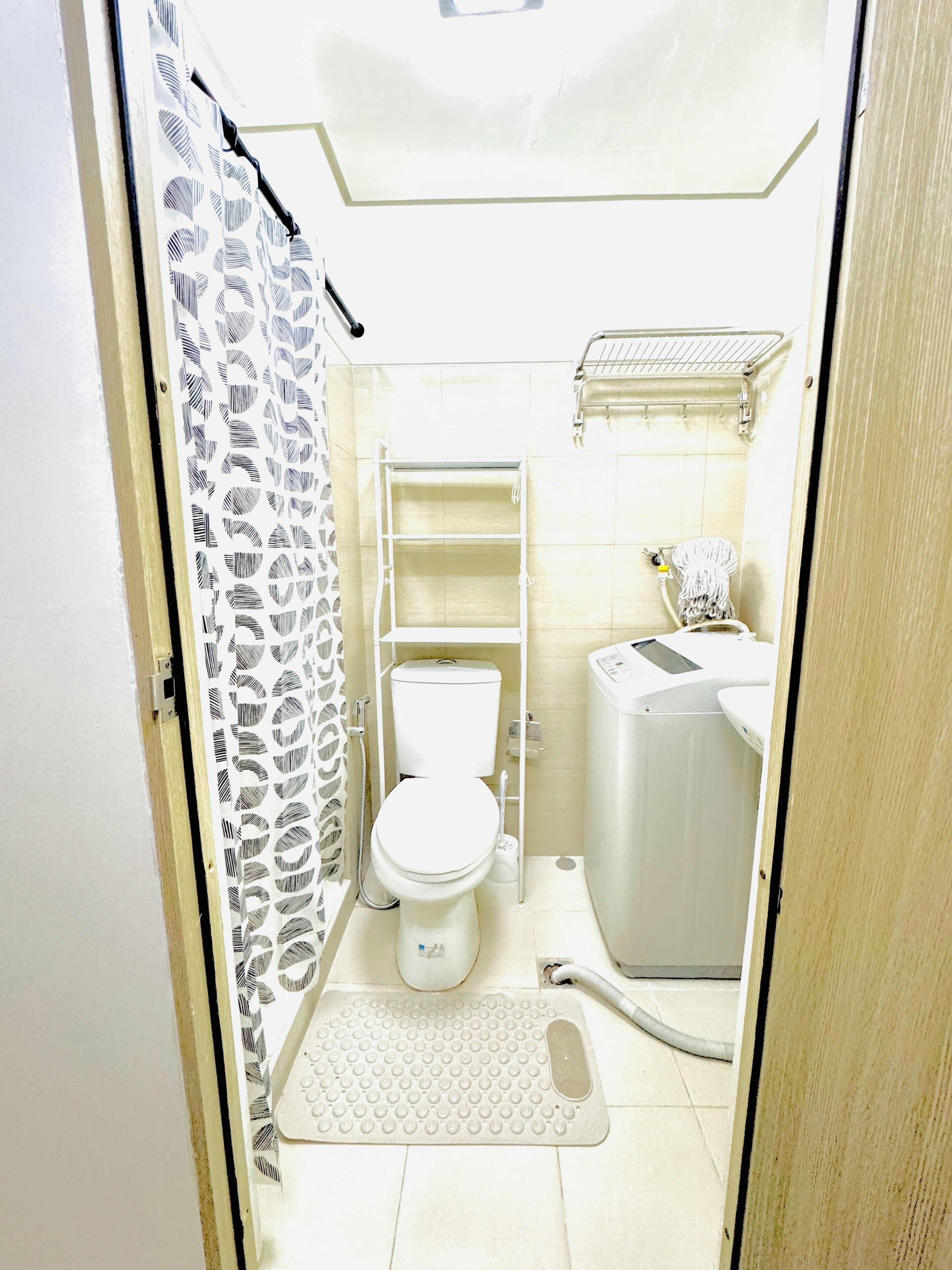 Un bagno piccolo con il water, uno spazio doccia e un lavandino.