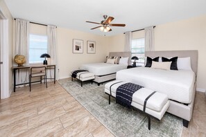 3 室のベッドルーム、デスク、アイロン / アイロン台、旅行用ベビーベッド