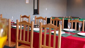 A dining area with wooden chairs and tables, red tablecloths, and a pool table. - Recanto Três Amores Private Pool Olímpia (Olímpia)