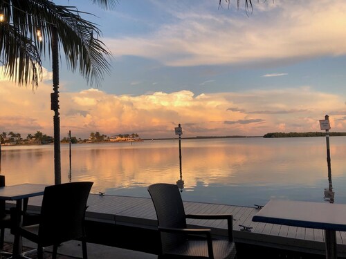 ISLAND TIME! DOCK! POOL! KAYAKS! BOAT To BEACH! PETS ALLOWED!