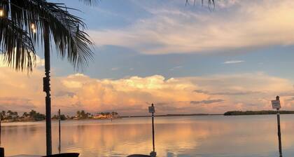 ISLAND TIME! DOCK! POOL! KAYAKS! BOAT To BEACH! PETS ALLOWED!