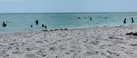 Liegestühle, Strandtücher