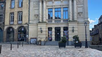 Un bâtiment historique doté d’une entrée centrale, de grandes fenêtres et d’une façade décorative.