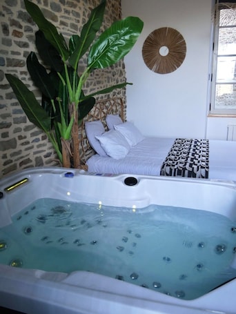 1 bedroom, WiFi, bed sheets. Enjoy a sweet night with Jacuzzi