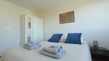2 bedrooms, iron/ironing board, free WiFi, bed sheets
