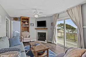 Smart TV, chimenea, videojuegos y libros