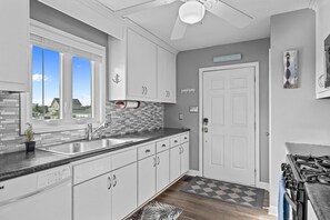 Fridge, microwave, oven, stovetop - Oceanview - Cozy 3bedroom/2bath with a fantastic location on Harkers Island (Harkers Island)