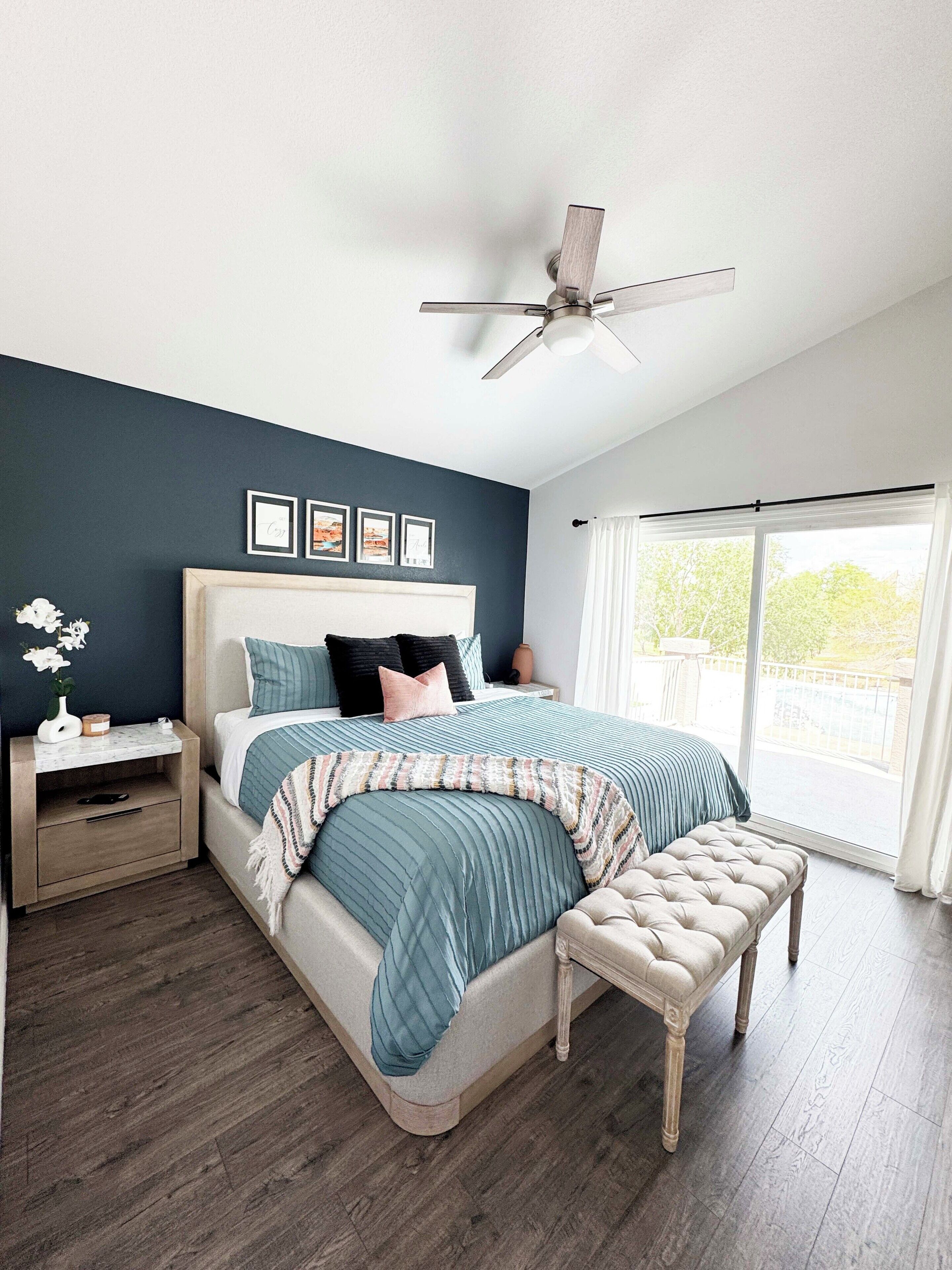 4 slaapkamers, een bureau, een strijkplank/strijkijzer, reisbedje