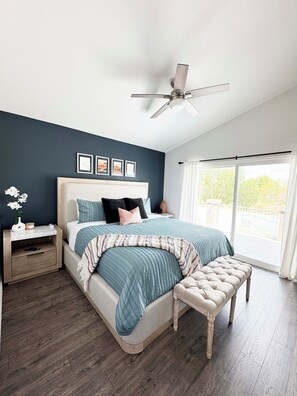 4 soverom, skrivebord, strykejern/-brett og reiseseng for barn