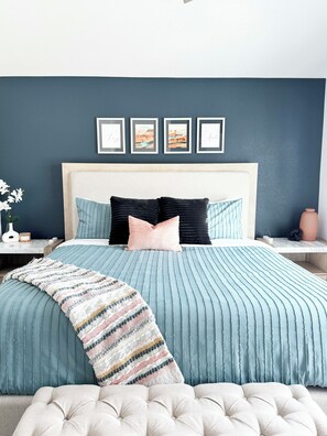 4 bedrooms, desk, iron/ironing board, travel crib - West Valley Gem, Sleeps 10, Indoor & Outdoor Fun (Glendale)