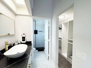 Shower, hair dryer, bidet, towels