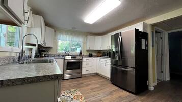 Een koelkast, een magnetron, een oven, een kookplaat