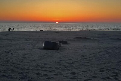 Firepit, BBQ & Kayaks |Walk to Lake, Beach & Dunes