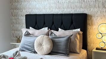 2 chambres, coffres-forts dans les chambres, fer et planche Ă repasser