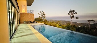 Coco Rica Luxury 4-bedroom Villa w/ Oceanview & Infinity Pool in Puerto Carrillo
