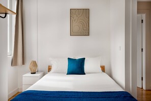 2 slaapkamers, een strijkplank/strijkijzer, internet, beddengoed