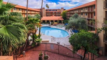 Piscina all'aperto, ombrelloni da piscina, lettini