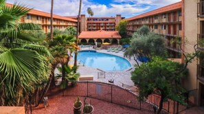 Ulkouima-allas, aurinkovarjoja, aurinkotuoleja