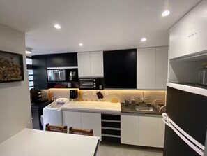 Micro-ondes, four, plaque de cuisson