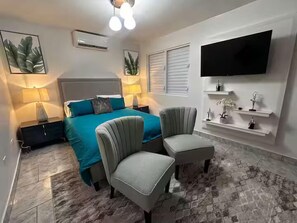 3 bedrooms, Egyptian cotton sheets, premium bedding, iron/ironing board