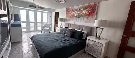 Ein Schlafzimmer mit einem Bett, einem Nachttisch und einem Bild an der Wand.