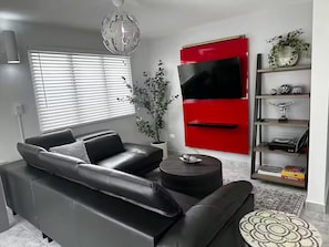 32-inch Smart TV with digital channels - Puerto Rico Villa Guesthouse (Barceloneta)