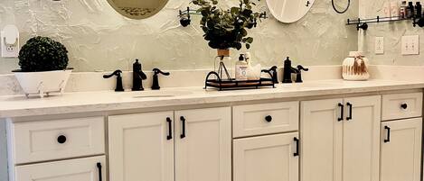 Douche, serviettes fournies, savon, papier toilette