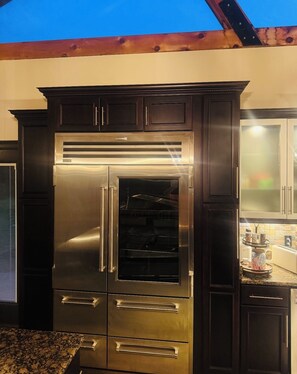 Geladeira, micro-ondas, fogão, cooktop