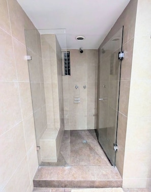 Haartrockner, Handtücher, Seife, Toilettenpapier