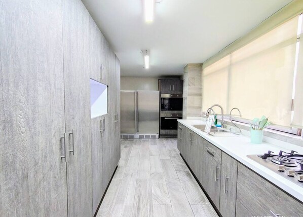 Réfrigérateur, micro-ondes, four, plaque de cuisson