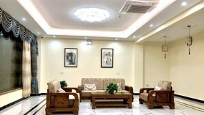 Una sala moderna con un conjunto de sofá, una mesa de centro y un televisor.
