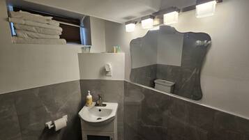 吹风机、毛巾、肥皂、卫生纸