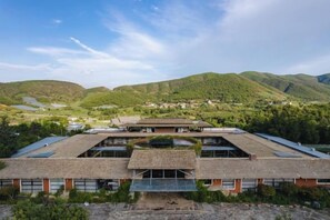 Un edificio con techo plano, varias ventanas y un patio central.