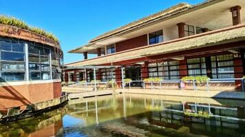 A building with a courtyard and a reflective water feature.