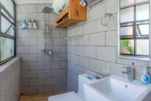 A bathroom with a shower, a sink, and a window with a view. - Qiyuan Boutique Holiday Manor (Binchuan)