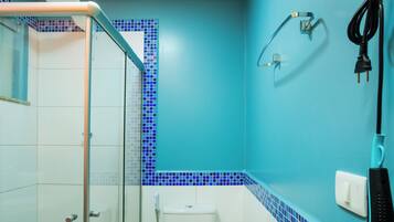 Secadora de cabello, toallas, papel de baño