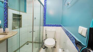 Secador de cabelo, toalhas de banho, papel higiênico