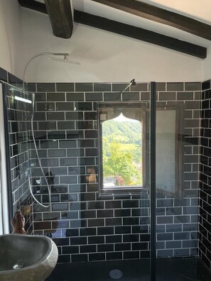 El Sumiciu | Bagno | Doccia, asciugacapelli, asciugamani, sapone